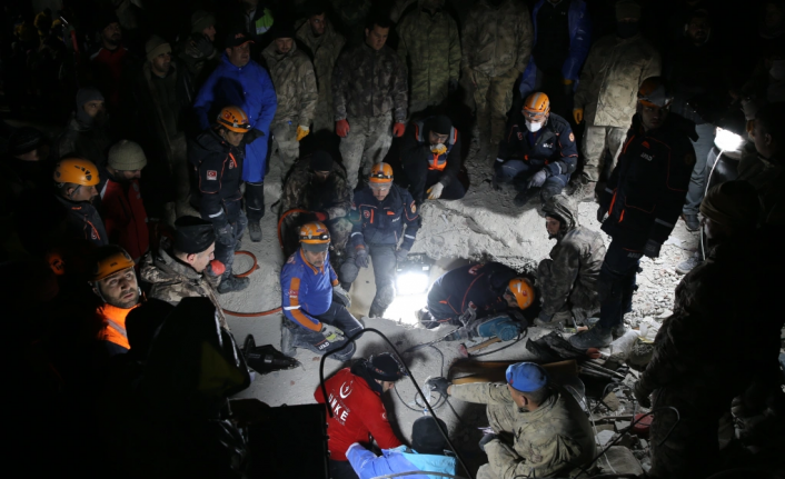 Deprem felaketinde ikinci gün: 3 bin 381 kişi hayatını kaybetti, arama kurtarma çalışmaları sürüyor