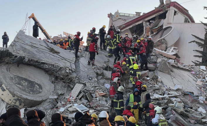 Depremin dördüncü günü: Can kaybı 14 bin 14'e yükseldi, kurtarma çalışmaları aralıksız sürüyor