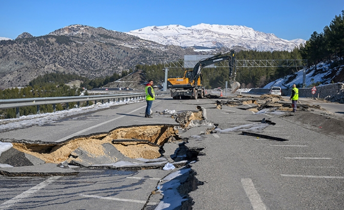 Çöken yollar bir bir onarılıyor