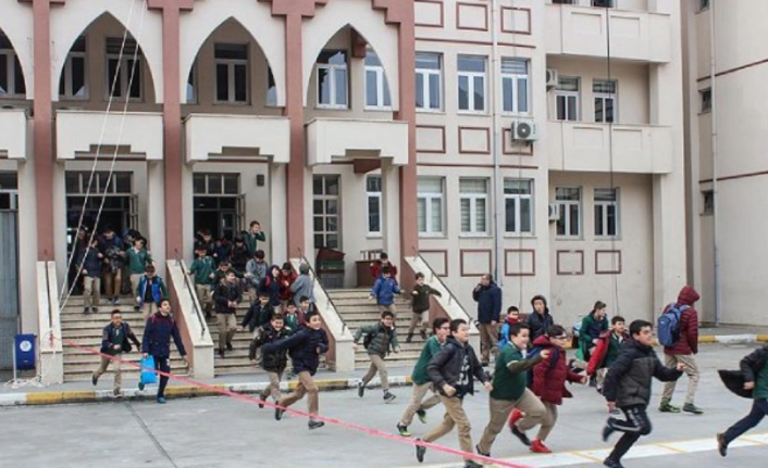 Depremin ardından öğrenciler ders başı yaptı