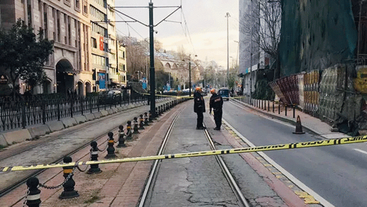 Beyoğlu'nda 5 katlı binada çökme! Araç trafiğe kapatıldı, tramvay seferleri durdu