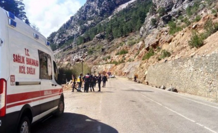 Otomobilin üzerine kaya devrildi: 4 öğretmen yaşamını yitirdi