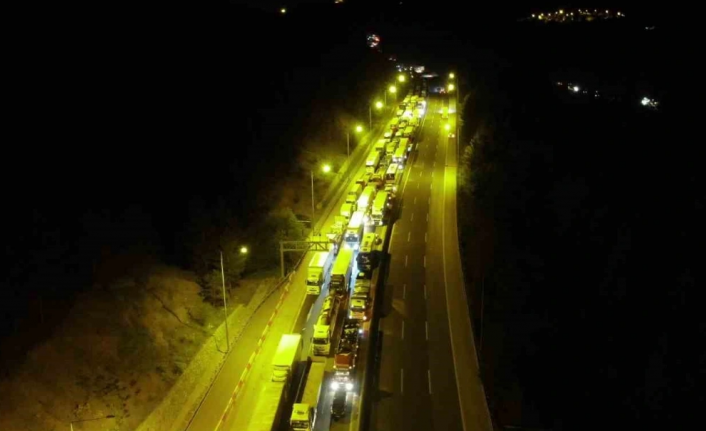 Adana'da 13 araç birbirine girdi: 7 ölü, 7 yaralı