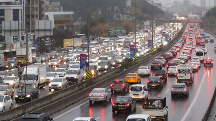 İstanbul’da trafik kilitlendi! Yüzde 72'yi aştı