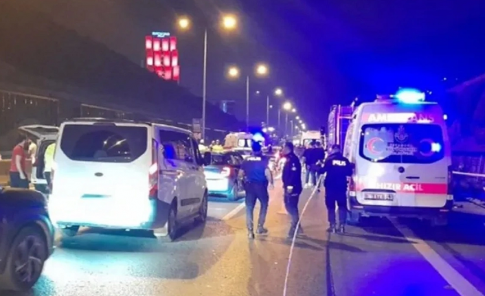 Otomobil belediye işçilerinin arasına daldı: 4 ölü