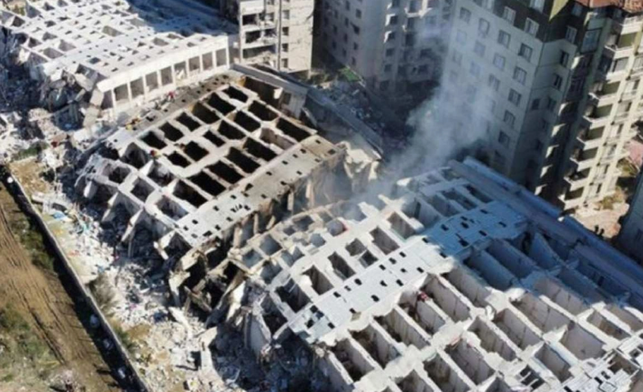 Depremde yıkılan Rönesans Rezidans’ta 53 kişi hala kayıp; Aileler tepkili: Cenazelerimizi istiyoruz