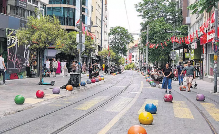 Yollar, meydanlar boş çarşılar dolu