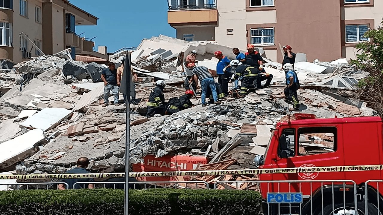 Hasarlı bina çöktü, yaşamını yitirdi