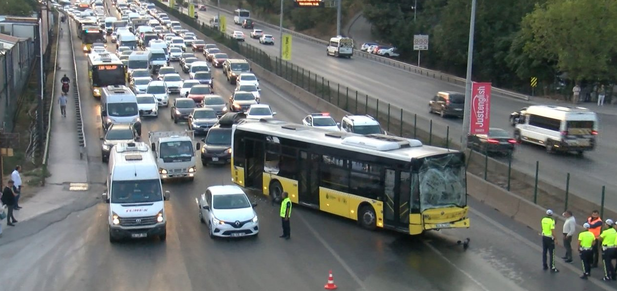 İETT otobüsleri ile minibüs kazaya karıştı: Trafik felç oldu