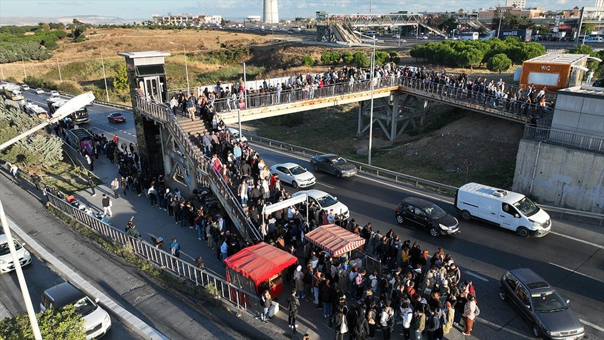 Otobüs kuyruğu metrelerce uzadı!