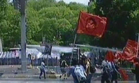 Protestocu öğrencilere polis müdahalesi