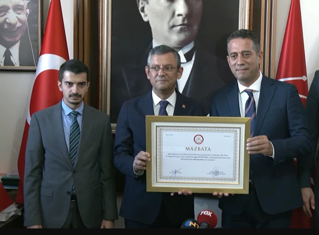 CHP'nin yeni genel başkanı Özgür Özel mazbatasını aldı