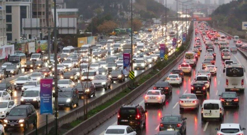 İstanbul trafiğini sağanak vurdu: Yoğunluk yüzde 80'e yaklaştı