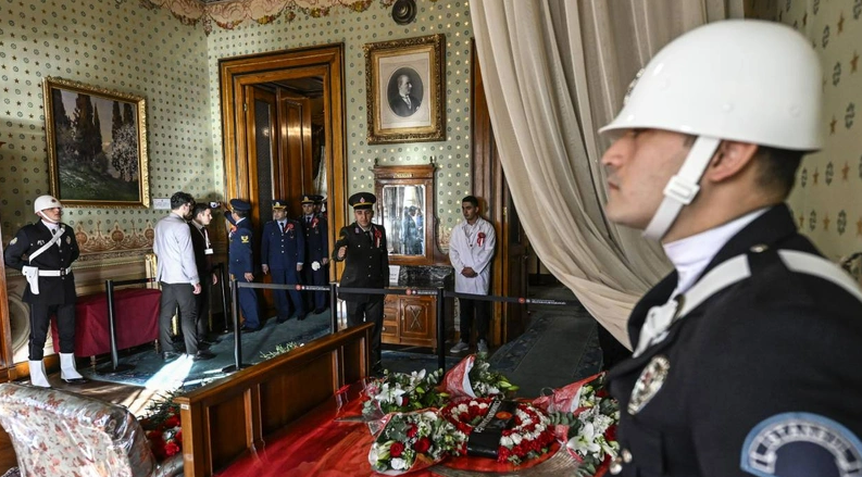 Büyük Önder Atatürk, Dolmabahçe Sarayı'ndaki odasında törenle anıldı