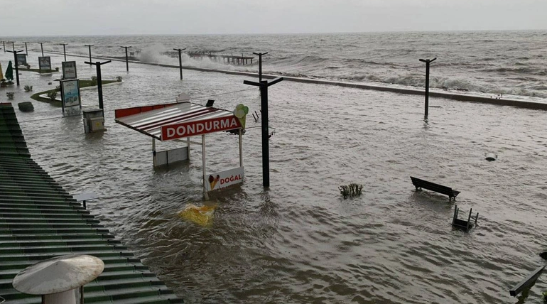 Deniz taştı, cadde ve sokakları su bastı