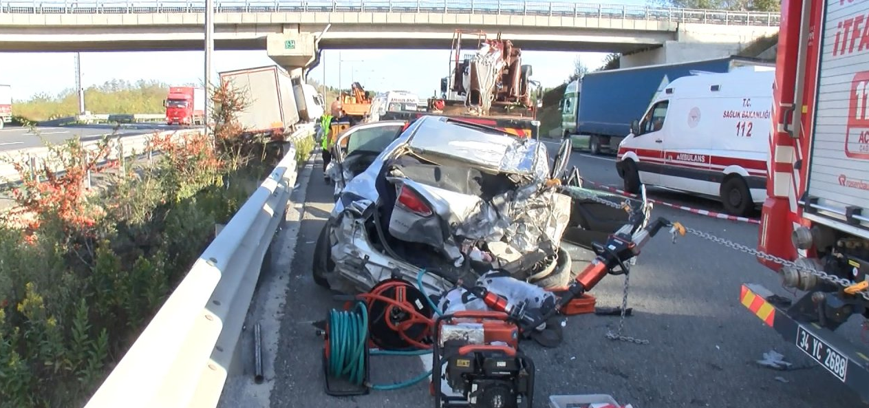 Otoyolda feci kaza! TIR otomobile çarptı: 1 ölü, 4 yaralı