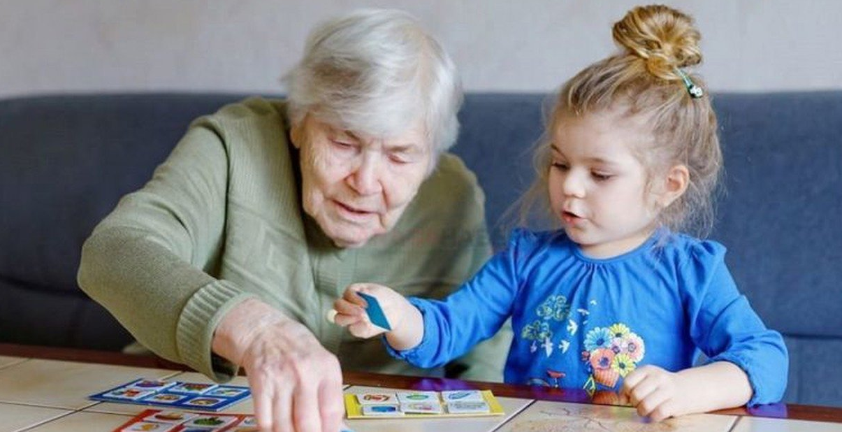 Torunlarına bakan büyükannelerin depresyonu azalıyor