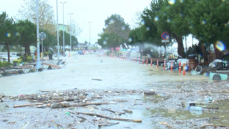 Şile'de dere taştı yollar göle döndü