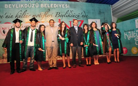 BEYLİKDÜZÜ'NDE MEZUNİYET COŞKUSU