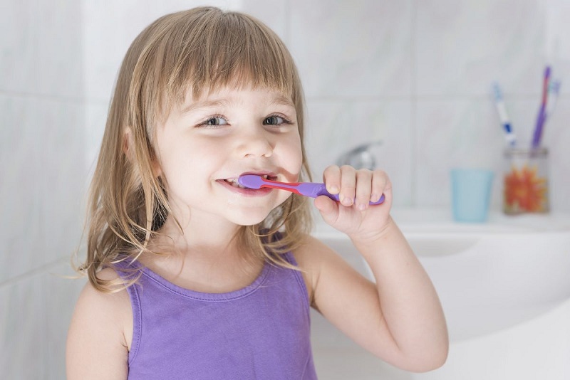 3 yaşından itibaren diş fırçalamalı