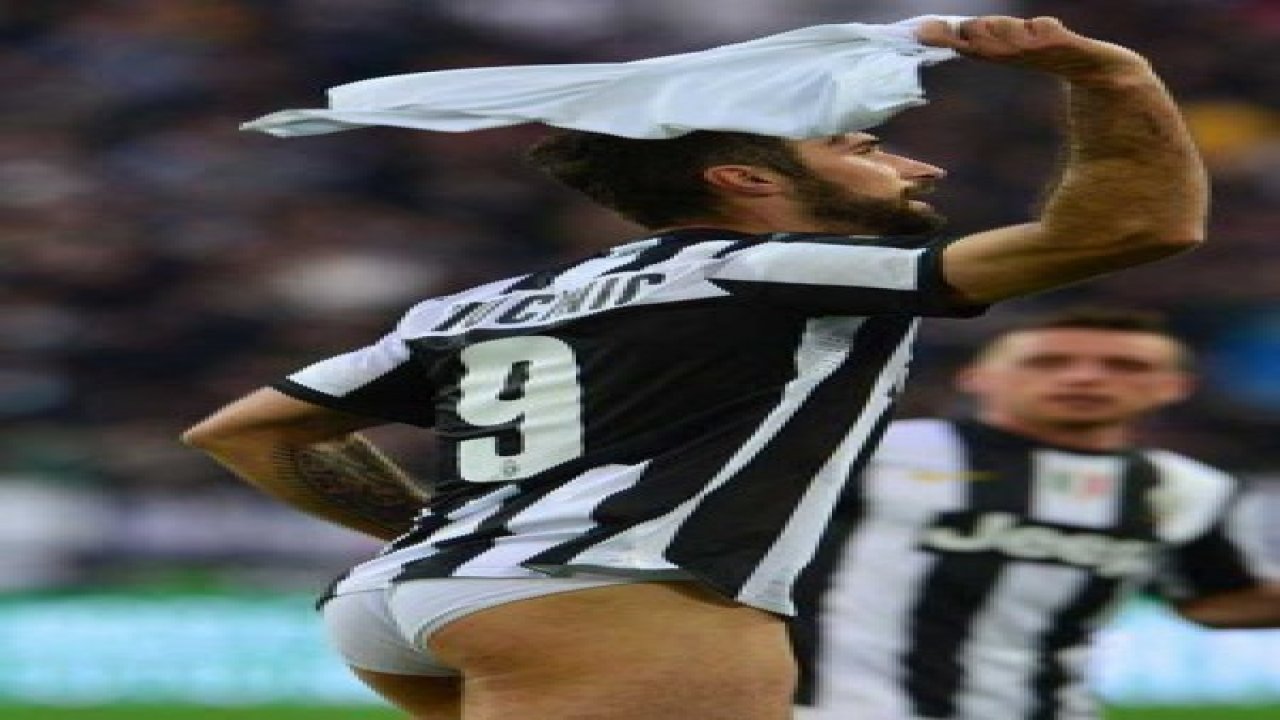 Juventus'lu Futbolcu Vucinic Şortunu Çıkarttı.