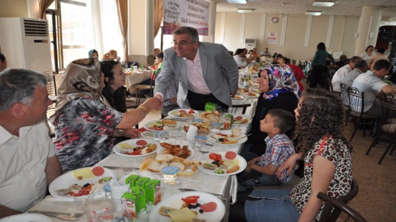 Cem Kara gönüllü aileleri kahvaltıda buluşturdu