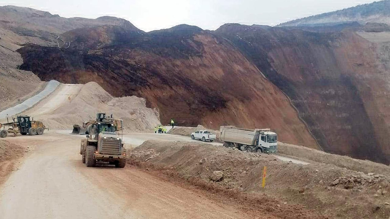 Erzincan'ın İliç ilçesinde altın madeninin bulunduğu geniş bir alanda toprak kayması meydana geldi.