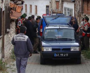 Yaşlı adamı öldürüp eşini yaraladı