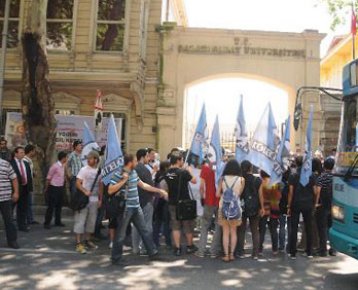 YÖK Başkanı'na protesto trafiği kilitledi