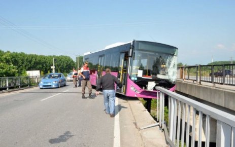 İETT'nin otobüsü köprüde asılı kaldı