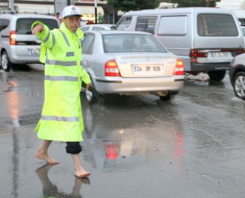 Trafik polisinin görev aşkı