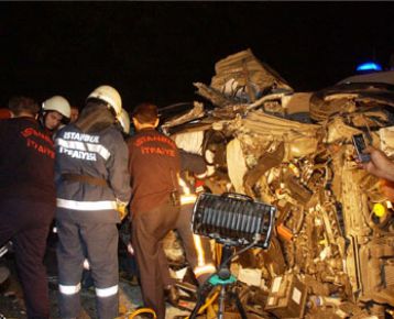 Hurdaya dönen araçtan sağ çıktı