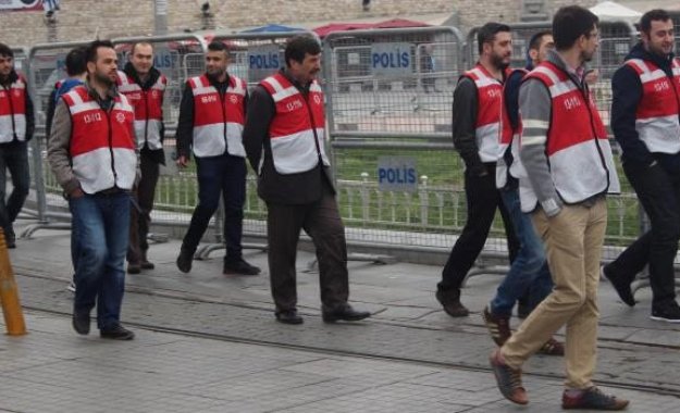 Taksim'de kırmızı yelekli polisler